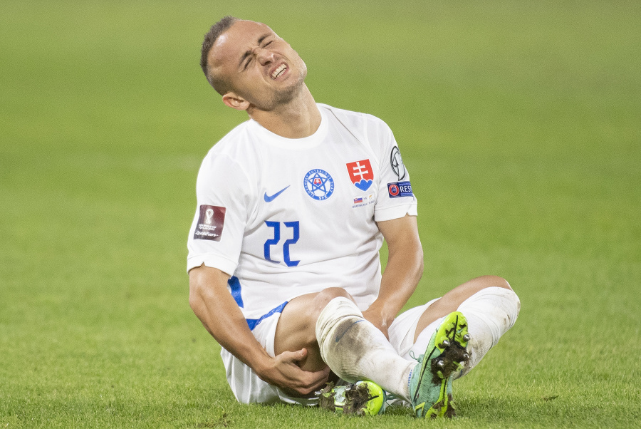 Na snímke zranený slovenský strednopoliar Stanislav Lobotka v zápase H-skupiny kvalifikácie MS 2022 vo futbale.