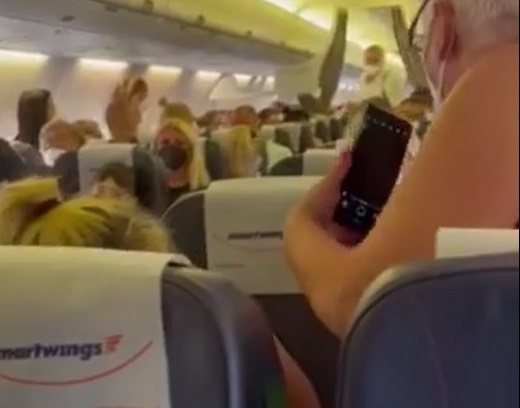 Plné lietadlo dovolenkárov malo podľa informácií čakať, kým si Slovenka nasadí rúško.