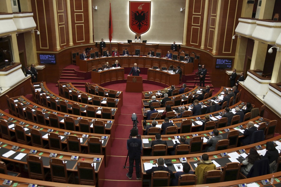 Poslanci nového parlamentu zložili