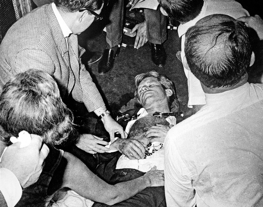Atentát: Roberta Kennedyho zasiahli tri guľky.
