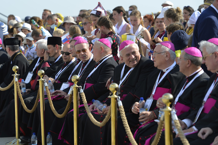 Biskupi a prítomní čakajú