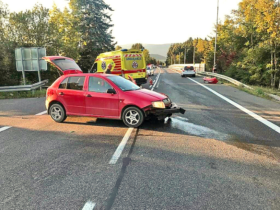 Pri predbiehaní narazil do Škody Fabia a následne do zvodidiel.