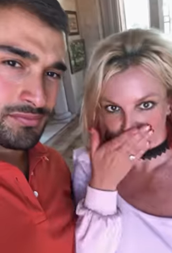 Nadšená Britney so snubným