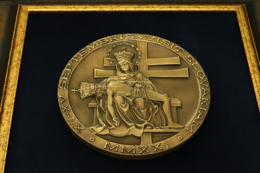 Pápežská medaila, darovaná prezidentke