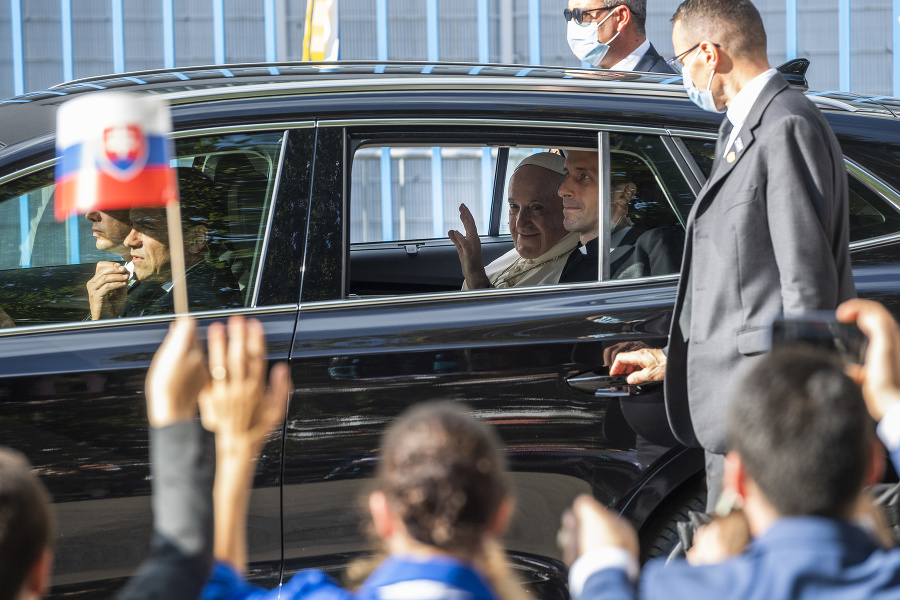 Pápež František počas príchodu