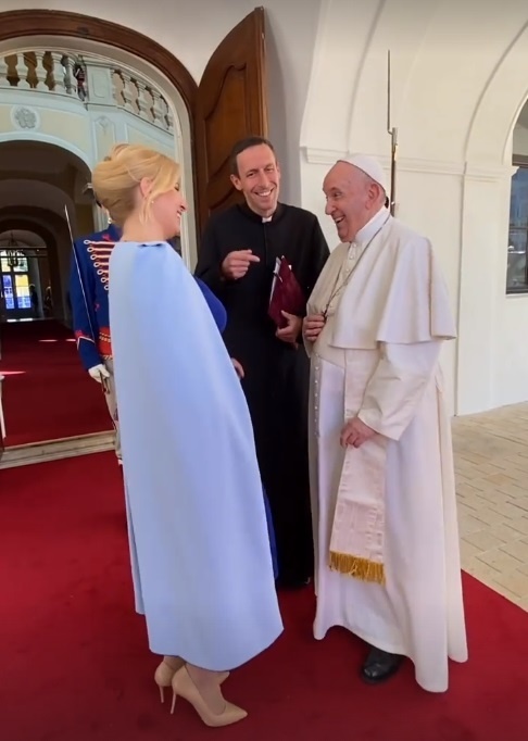 Zo stretnutia s prezidentkou Čaputovou odchádzal pápež František dobre naladený.