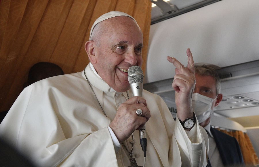 Pápež František v lietadle