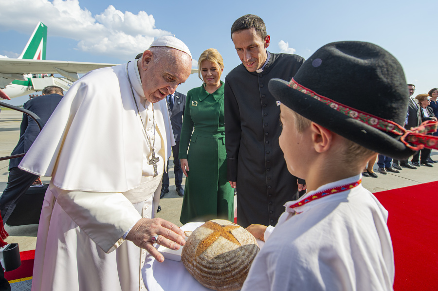 Pápeža privítali jedným bochníkom