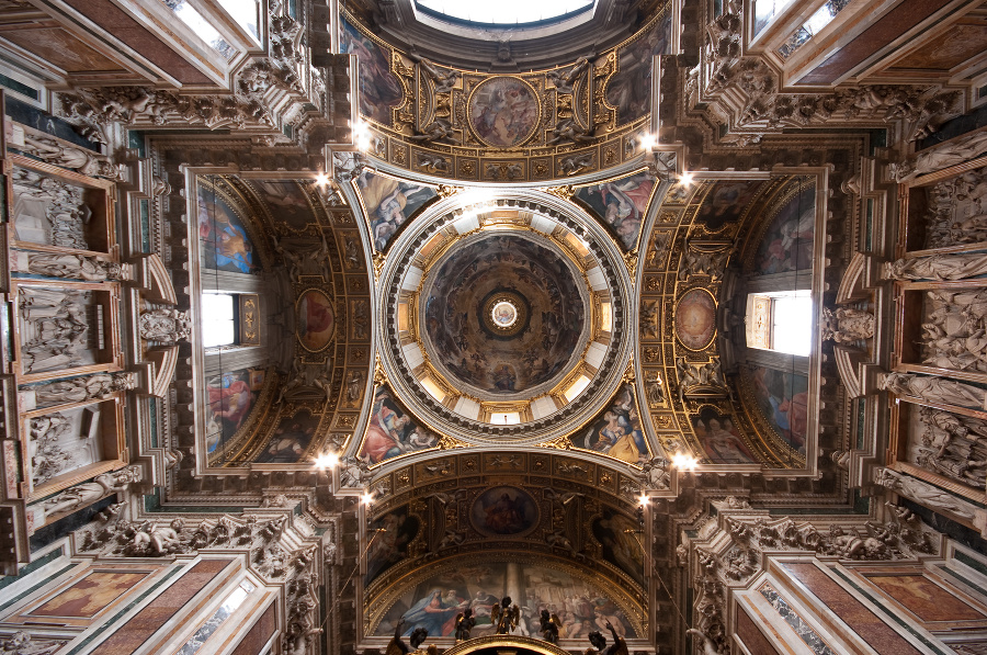 Interiér baziliky Santa Maria
