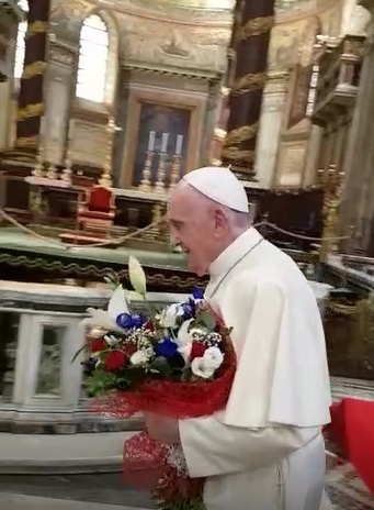 Pápež priniesol do baziliky