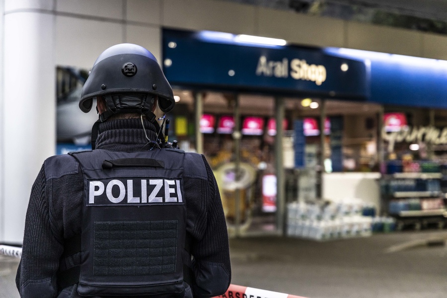 Policajt hliadkuje pred pumpou po vražde zamestnanca čerpacej stanice v meste Idar-Oberstein