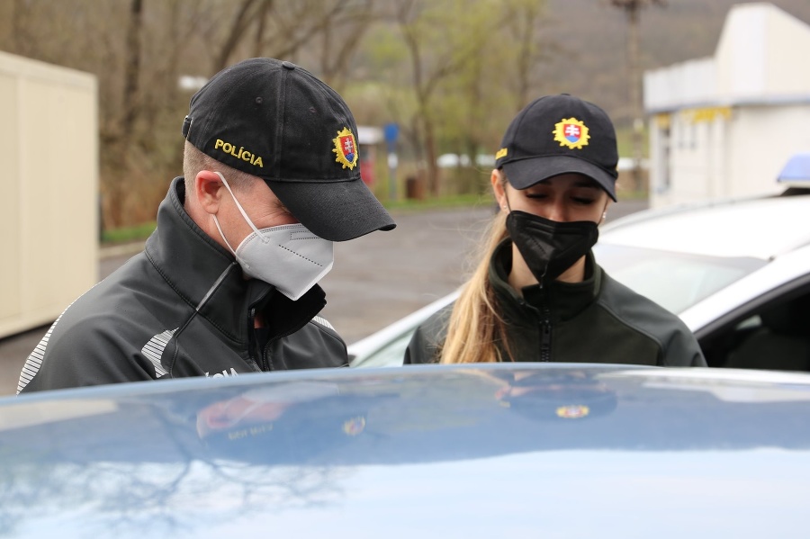 Policajti pokračovali v kontrolách.