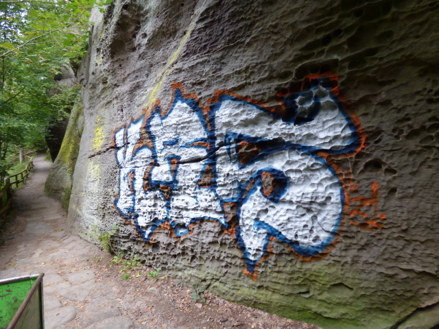 Vandal posprejoval pieskovcovú skalu v Národnom parku České Švýcarsko.
