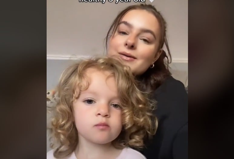 Hannah so svojou trojročnou dcérkou.