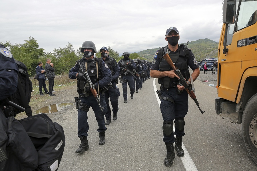 Kosovskí policajti kráčajú, aby
