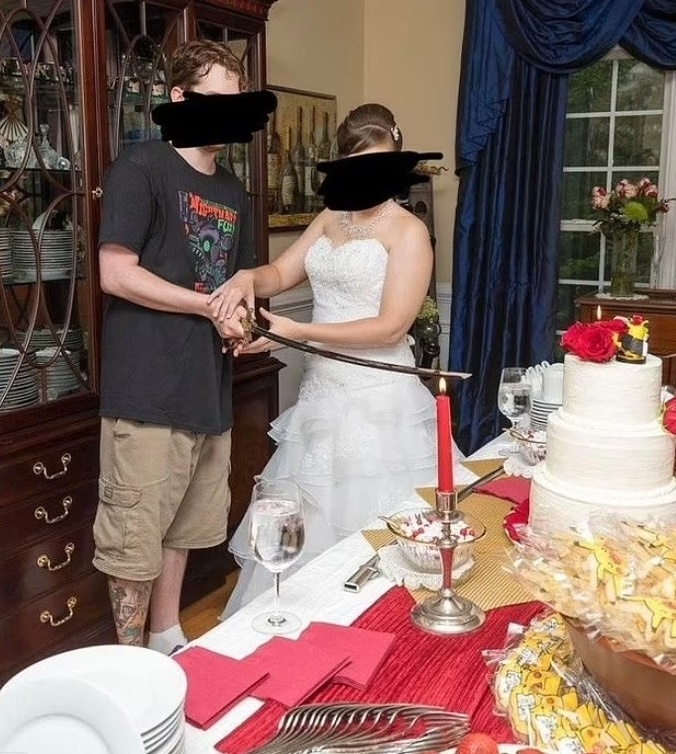 Ženích si zvolil na svadbu pomerne netradičný outfit. 
