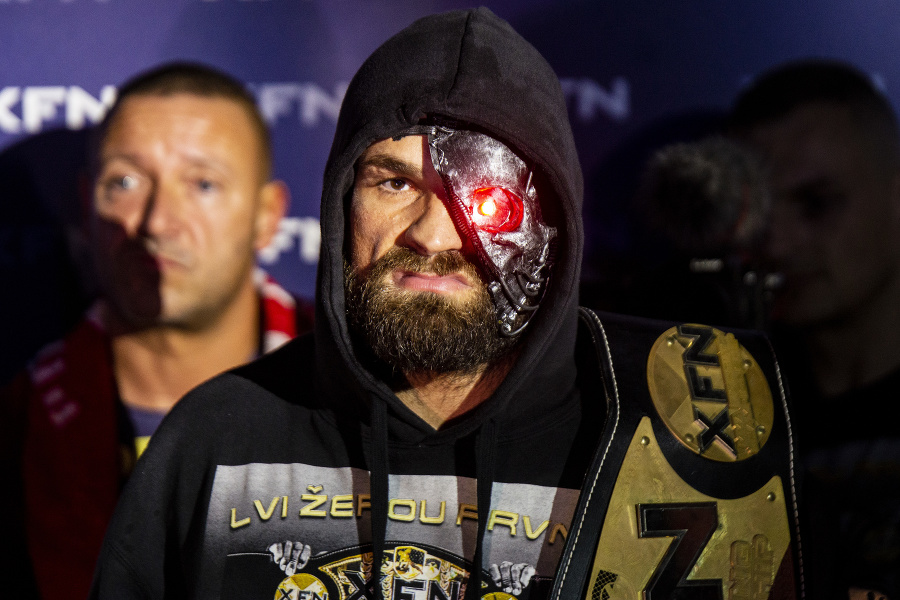 Český bojovník MMA Karlos "Terminátor" Vémola (35) nastupuje na zápas