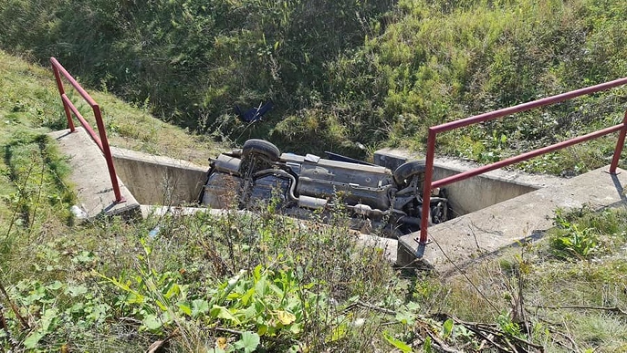 Nehodu osobného auta v obci Chmiňany neprežil spolujazdec.