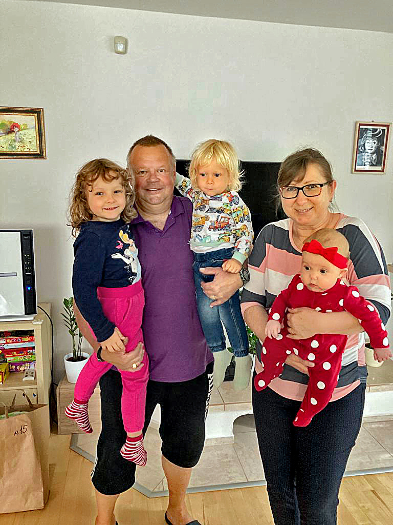 Dedo Tuli a babka Marika: Vnúčence Miška (7)
a Iľja (3) sú vraj ako cunami, malá Olívia (1 rok a 9 mes.) je rodinné slniečko.