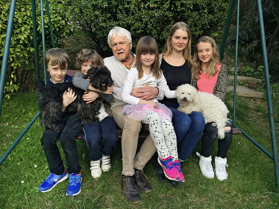 Hudobná legenda: Na staršej fotke s vnúčatami (zľava) – Marko (dnes 13),
Ludovíc (dnes 13), dedo Janko, Milka (dnes 10), Rosa (dnes 23) a Lea (dnes 18).