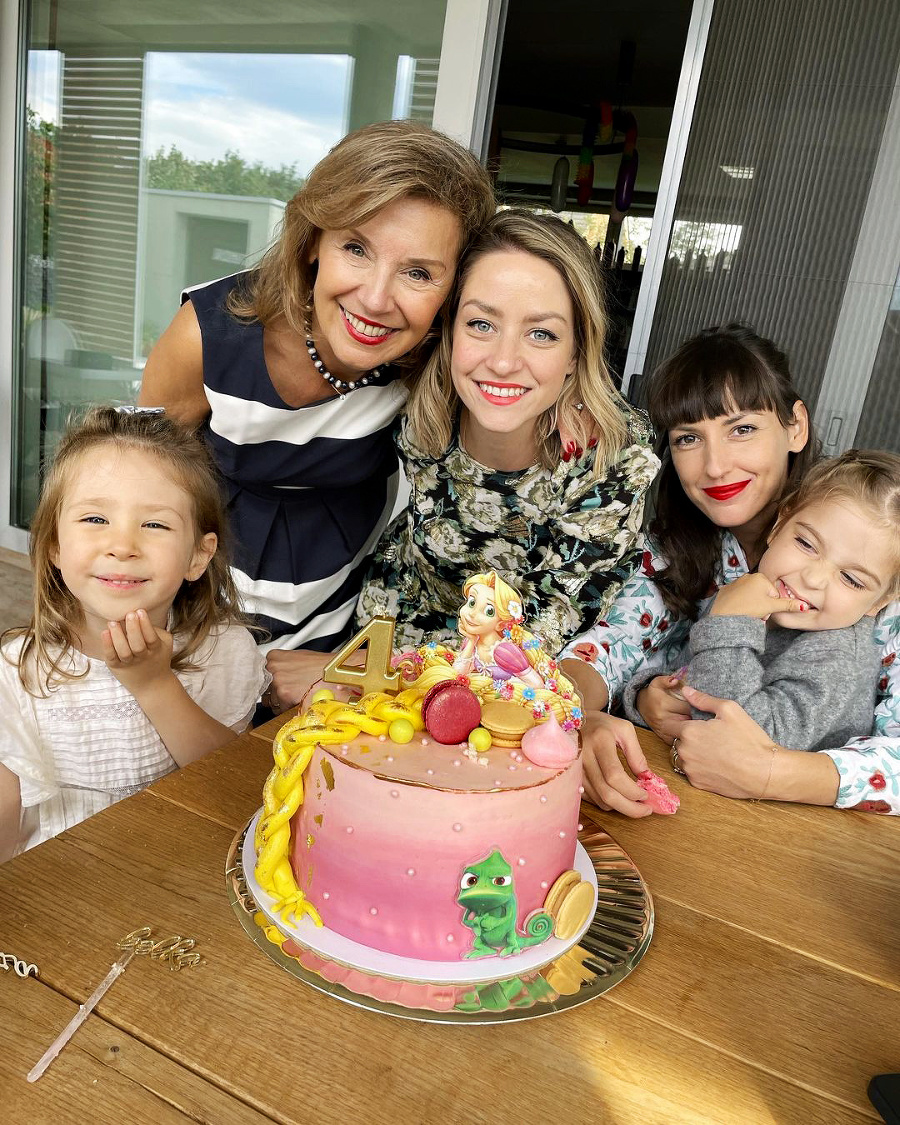 Moderátorka s rodinou: Dcéry Babsi a Tamara, a vnučky
(zľava) Izabela (4) a Emília (5).