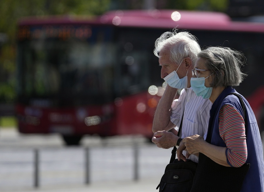 Dôchodcovia prechádzajú ulicami Belehradu