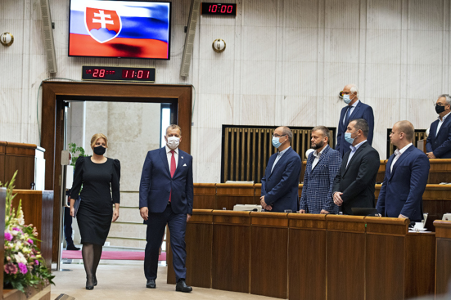 Pri príchode do parlamentu
ju sprevádzal predseda Boris Kollár.