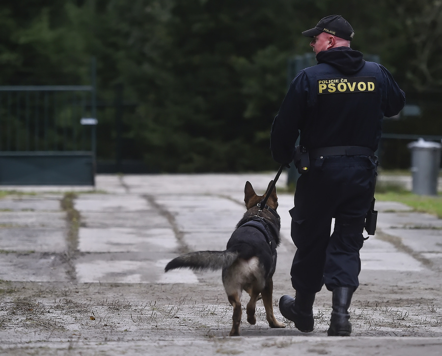 Český policajt so psom.