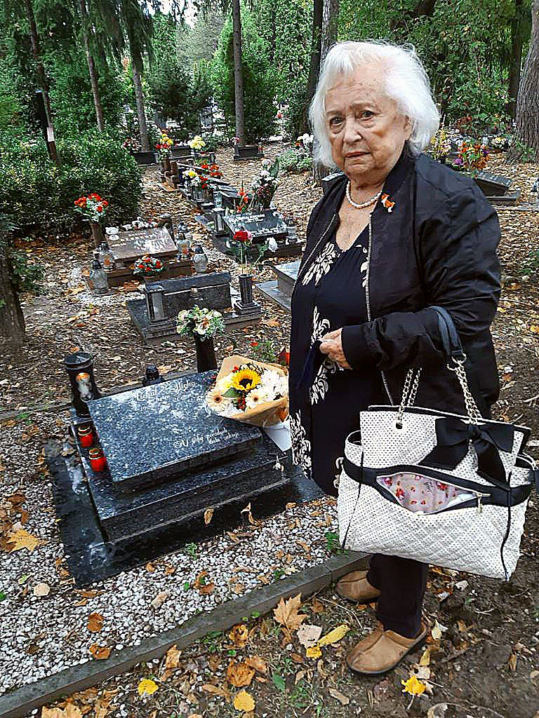 Pri hrobe: Užialená Mája