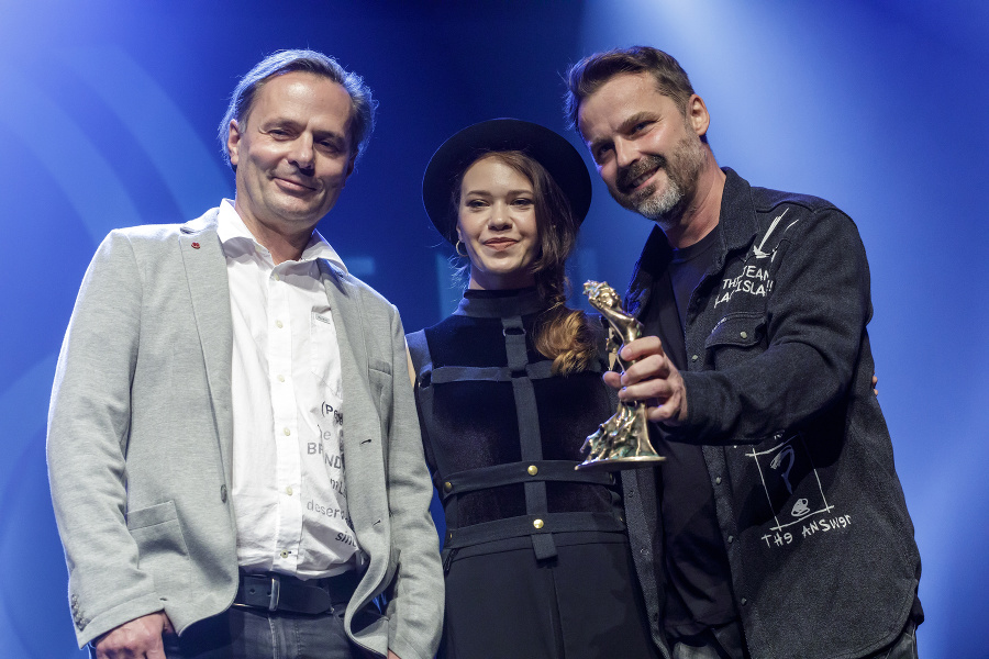 Skupina Peter Bič Project, sprava Peter Bič, Viktória Vargová a textár Vlado Krausz si prebrali ocenenie za skladbu Stoj v kategórii Cena za najhranejšiu skladbu roka 2020.