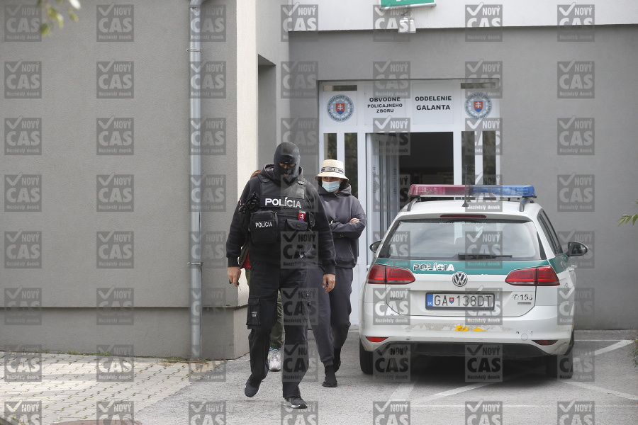 Zuzana Plačková opúšťa Obvodné oddelenie Policajného zboru v Galante.
