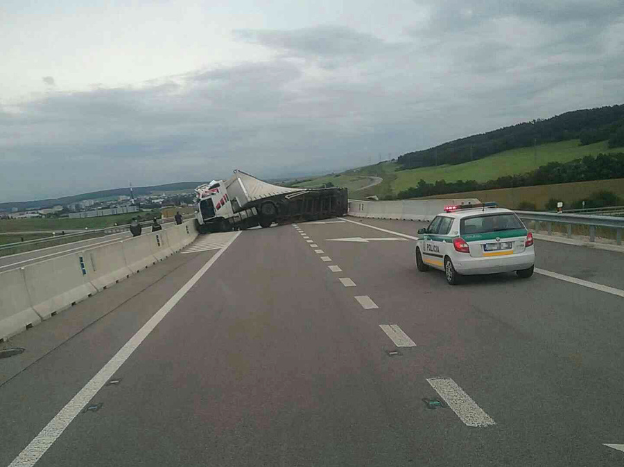 Nehoda na bánovskom obchvate si vyžiadala dvoch zranených.
