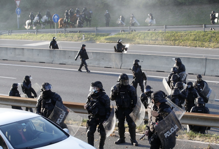 Poriadková polícia použila vodné