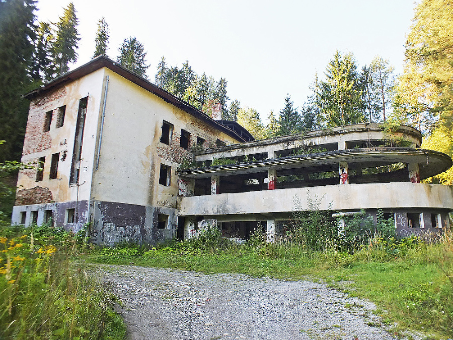 2021- Celý komplex je teraz v zúfalom stave.