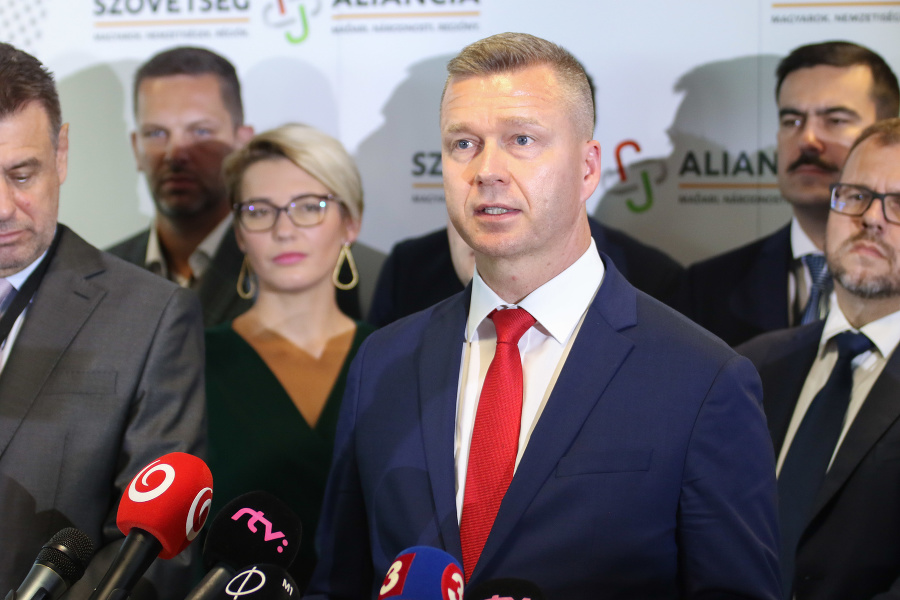 Predseda strany Szövetség - Aliancia Krisztián Forró (tretí sprava) 