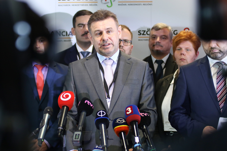 Predseda Republikovej rady strany Szövetség - Aliancia László Sólymos (tretí zľava)