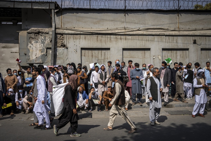 Afganci stoja v rade