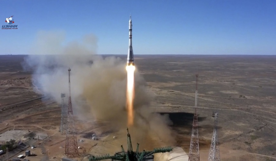 Rusi odleteli na ISS nakrúcať prvý hraný film vo vesmíre.