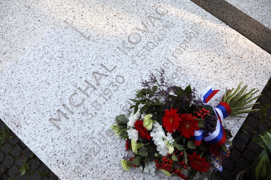 Pamiatku Michala Kováča si súčasná hlava štátu uctila v utorok na Ondrejskom cintoríne. 