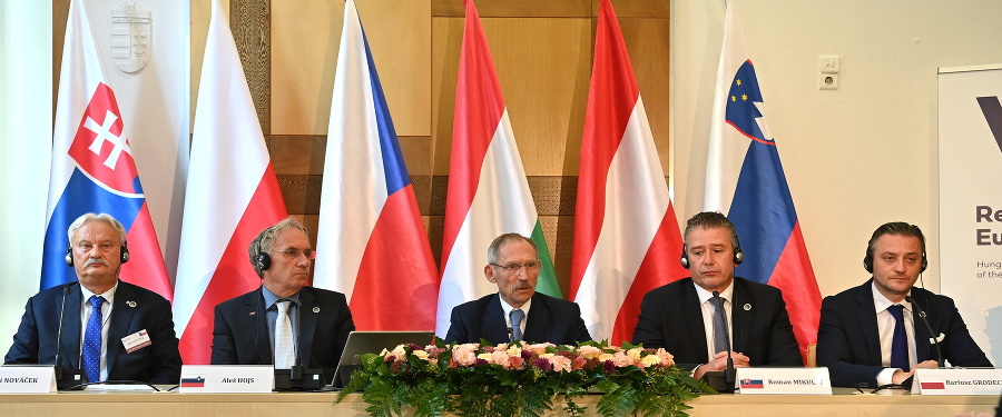 Minister vnútra Roman Mikulec na konferencii Vyšehradskej skupiny (V4) v Budapešti.