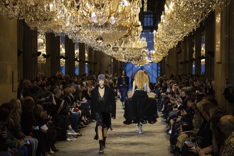 Klimatickí aktivisti narušili v Paríži prehliadku módneho domu Louis Vuitton.