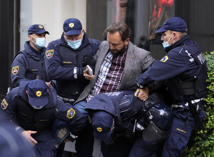 Slovinská polícia rozháňala demonštrantov