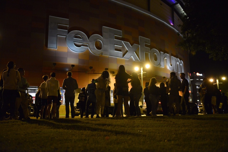 Fanúšikovia čakajú pred arénou FedExForum po tom, ako sa spustil požiarny alarm v prípravnom zápase pred štartom nového ročníka NBA Memphis Grizzlies - Milwaukee Bucks v Memphise.