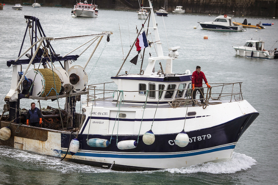 Francúzski rybári sú nahnevaní, že im
Briti nedali sľúbené povolenia na lov.