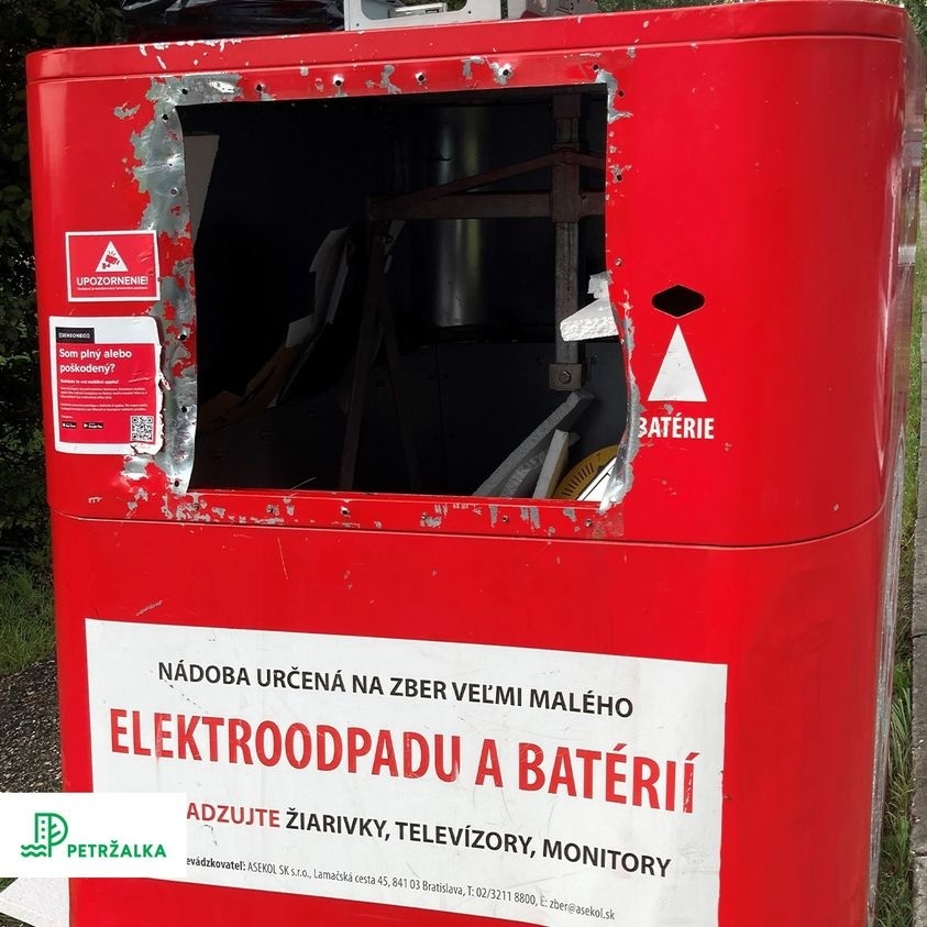 Poškodený kontajner elektroodpad v Petržalke.