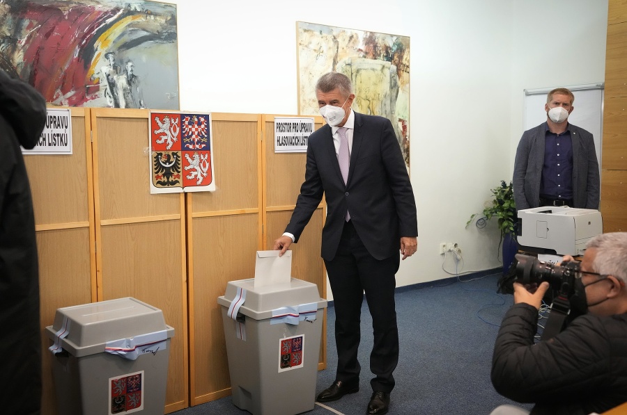 Andrej Babiš odovzdáva hlasovací