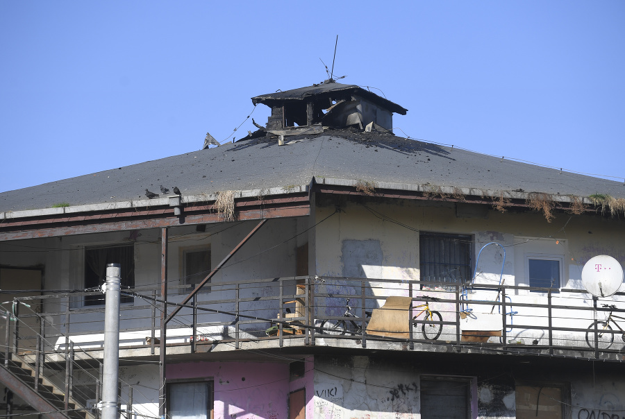 Bytový dom na Podjavorinskej ulici na košickom sídlisku Luník IX, ktorý zasiahol požiar v sobotu po polnoci.