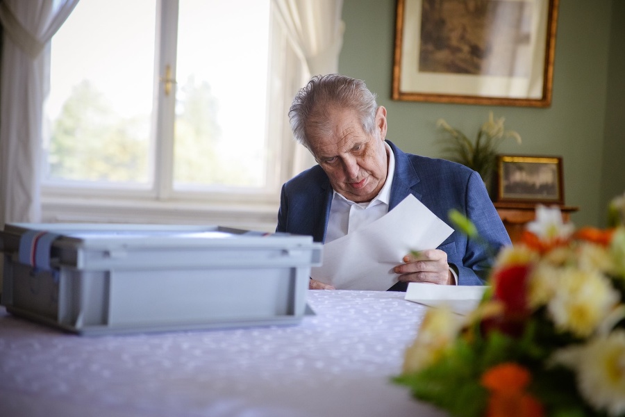 Prezident Miloš Zeman odovzdal 8. októbra 2021 hlas vo voľbách do snemovne na zámku v Lánoch.