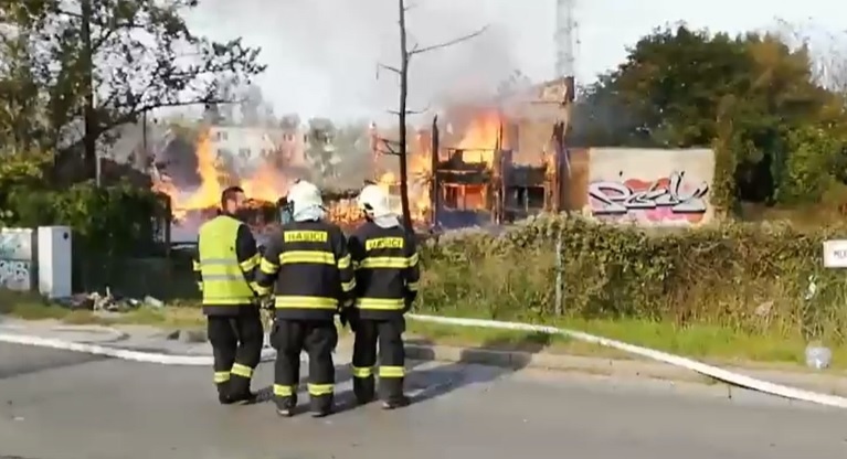 Hasiči zasahujú pri požiari