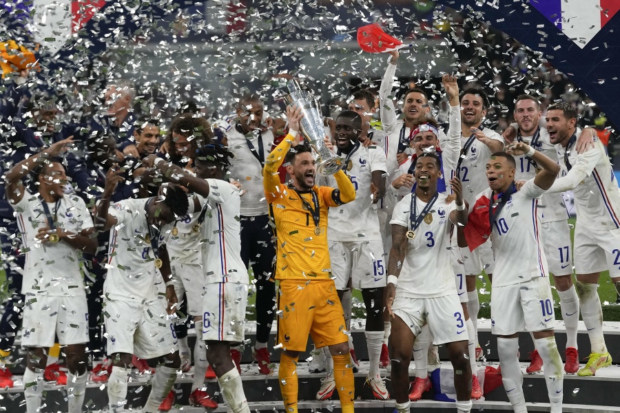 Futbalisti Francúzska oslavujú triumf